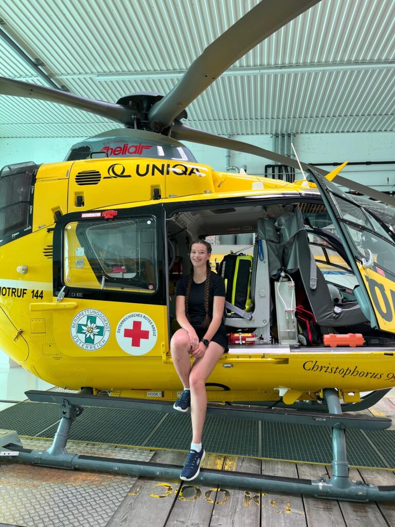 Das Bild zeigt die Fotografin sitzend im Rettungshubschrauber Christophorus 99