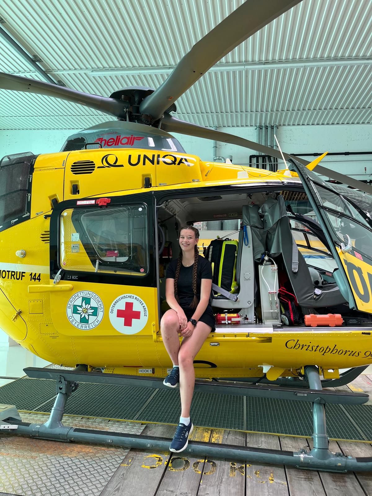 Das Bild zeigt die Fotografin sitzend im Rettungshubschrauber Christophorus 99