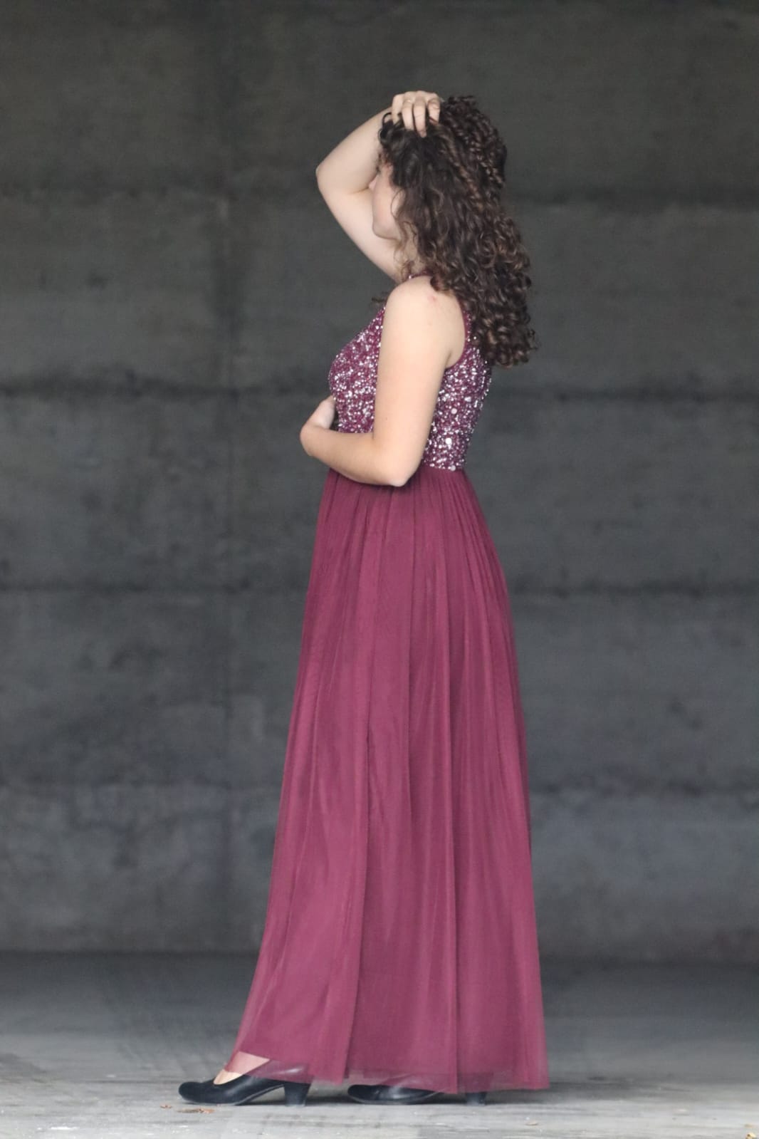 Mädchen in rotem Kleid steht in Halle